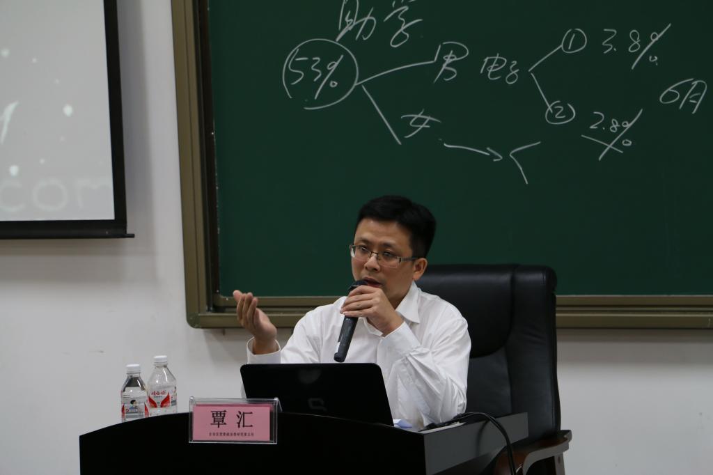 自治区党委政法委研究室覃汇为足球平台足球平台员工授课