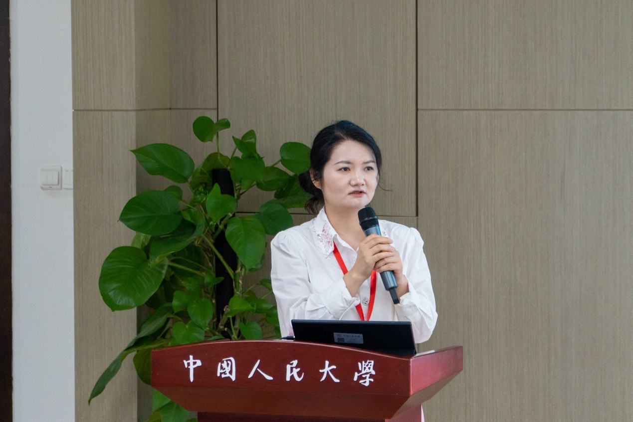 穿西装打领带的小孩低可信度描述已自动生成